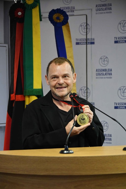 Matheus Nachtergaele é homenageado com a Medalha Augusto dos Anjos na Assembleia Legislativa da Paraíba