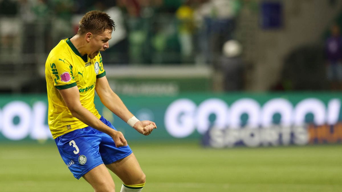 Palmeiras goleia o Bragantino e segue na liderança do Brasileirão