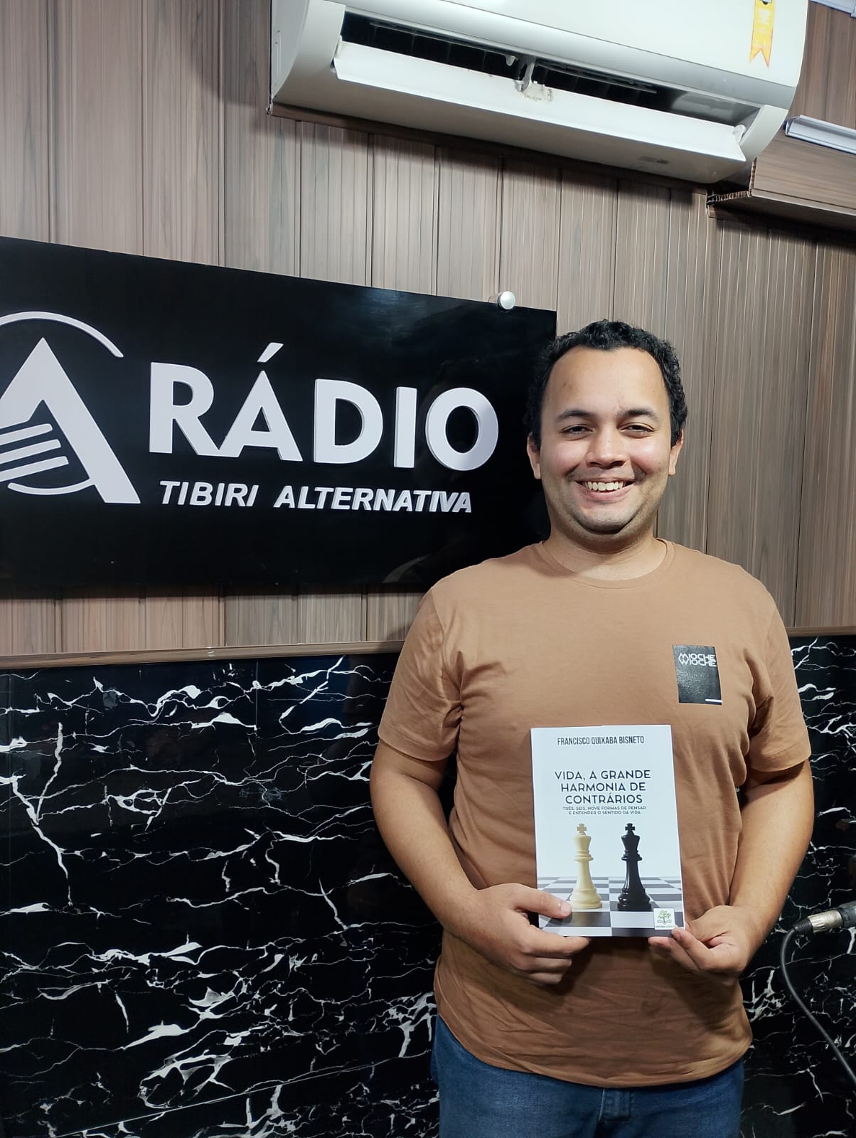 Espaço Carambolar recebe lançamento do livro de Francisco Quixaba Bisneto neste domingo (26)