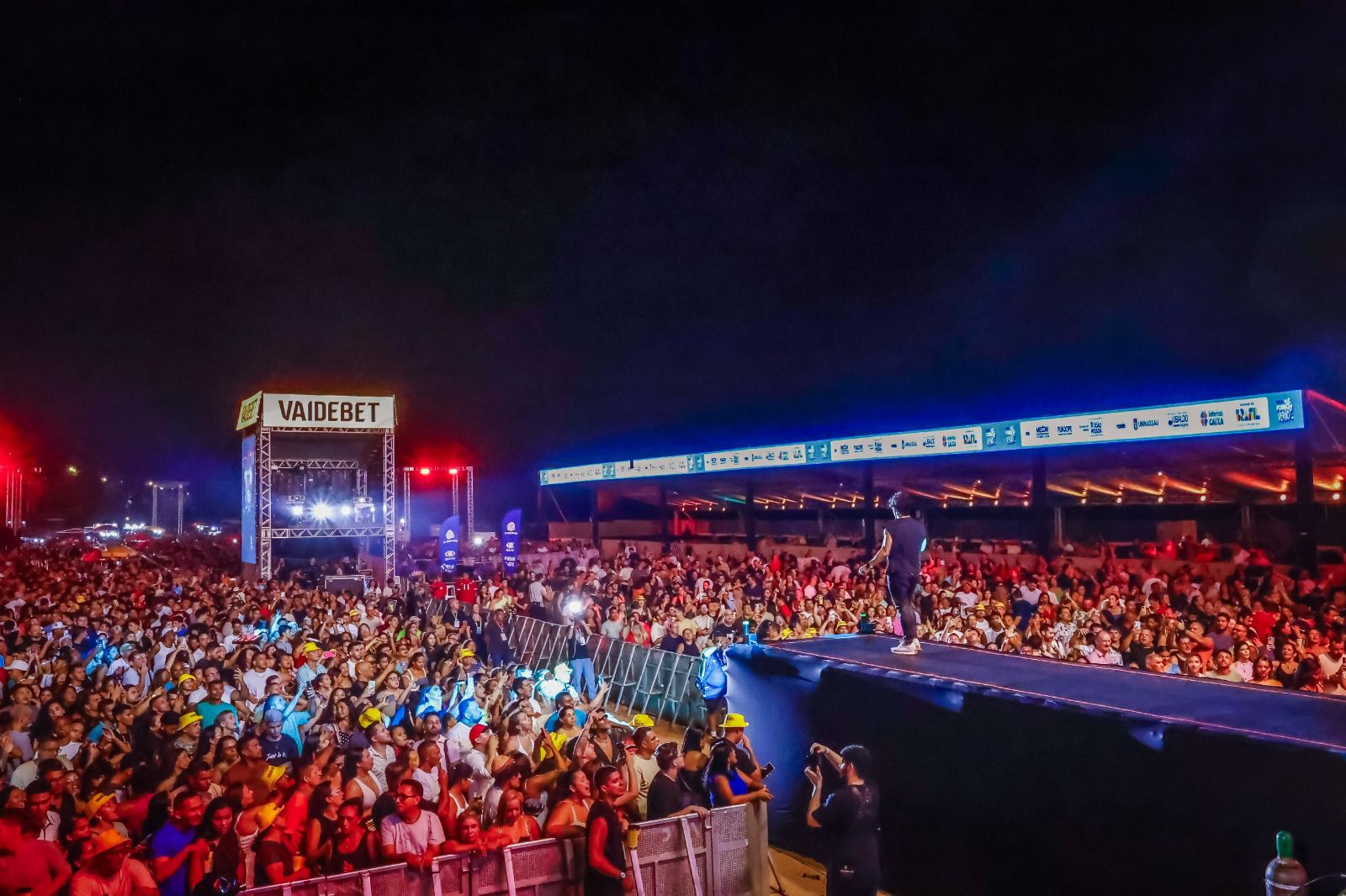 Multidão prestigia primeira noite do Festival Forró Verão na Orla de Tambaú