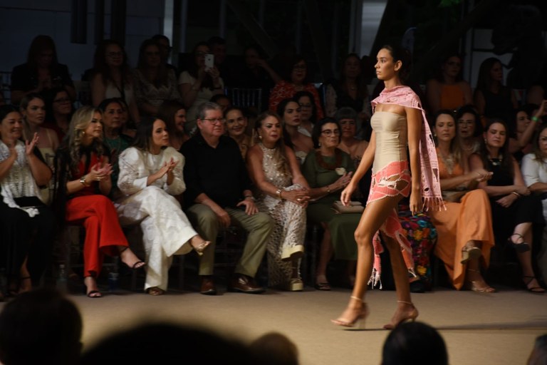 Governador João Azevêdo prestigia desfile “Tramas Arretadas” e destaca investimentos no artesanato paraibano